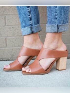Seychelles Cognac Leather Cutout Block Heel Mules. Size 8.5